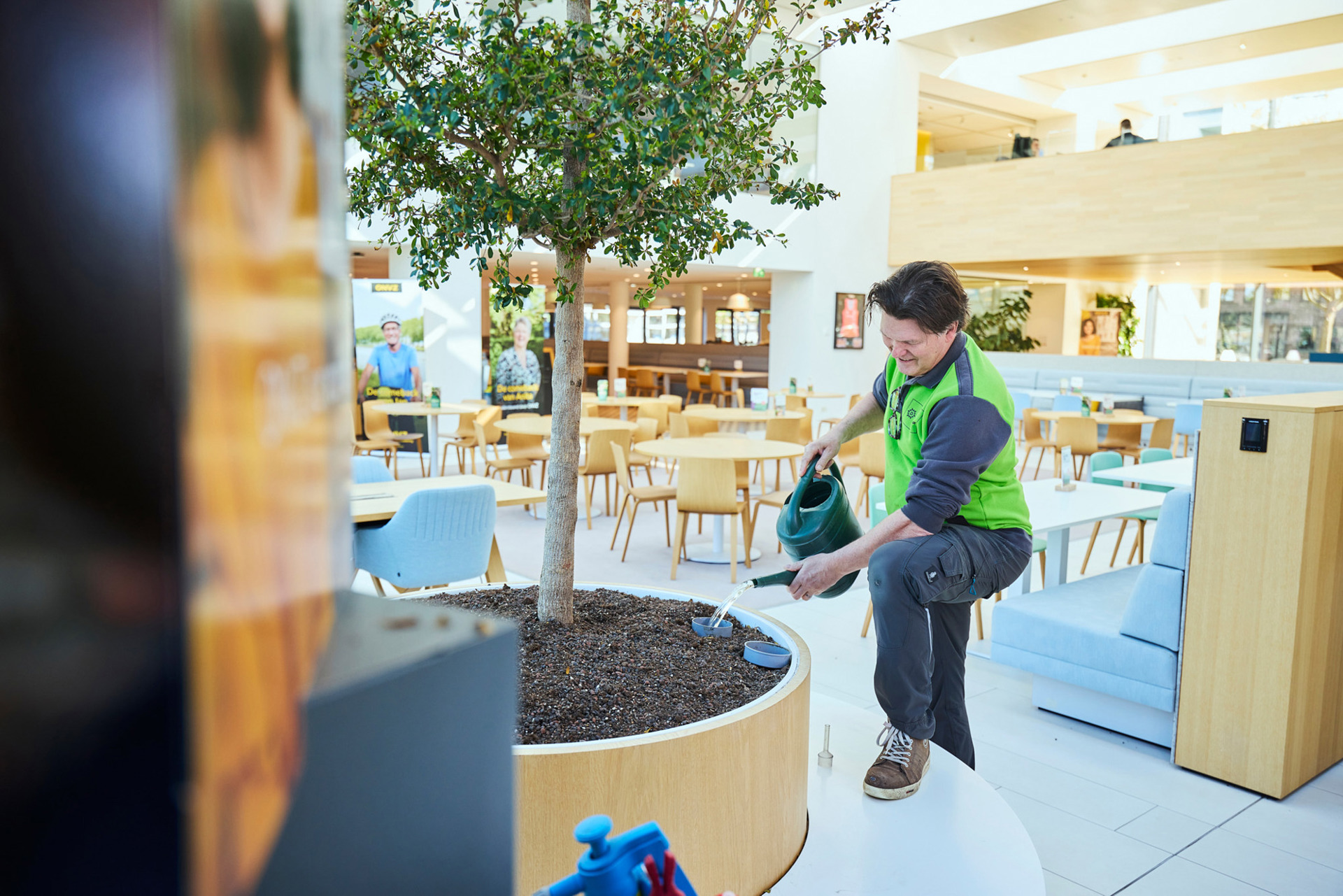 Servicemedewerker Hans (17)